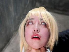 同人AV 美人レイヤーが木馬股裂きの刑！そのまま挿入されアヘトロ昇天！！　サンプル画像04